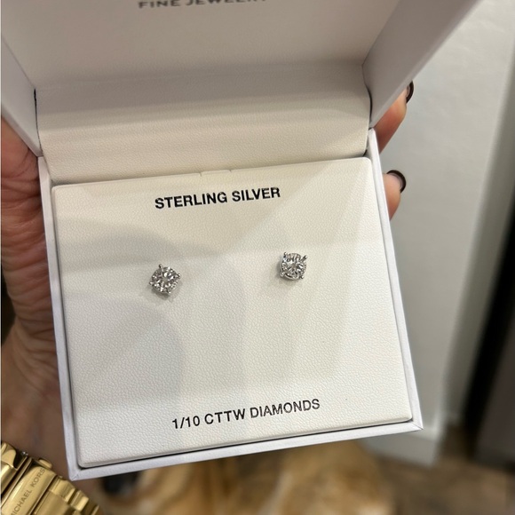 Brand new Diamond studs - Picture 2 of 5